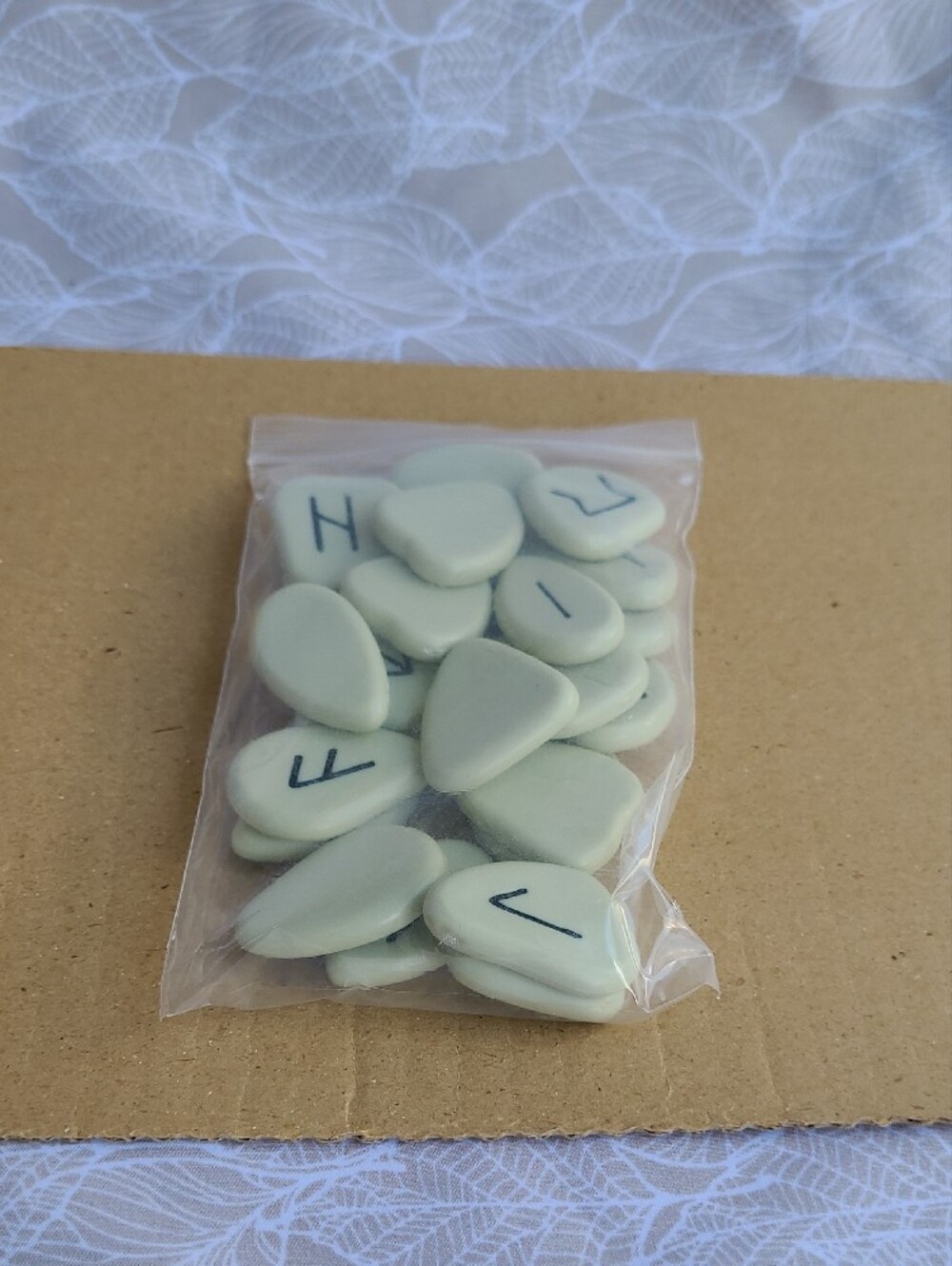 Rune Divination Set Interpretación de las Runas Stones & Book (Spanish Book) - Picture 8 of 11